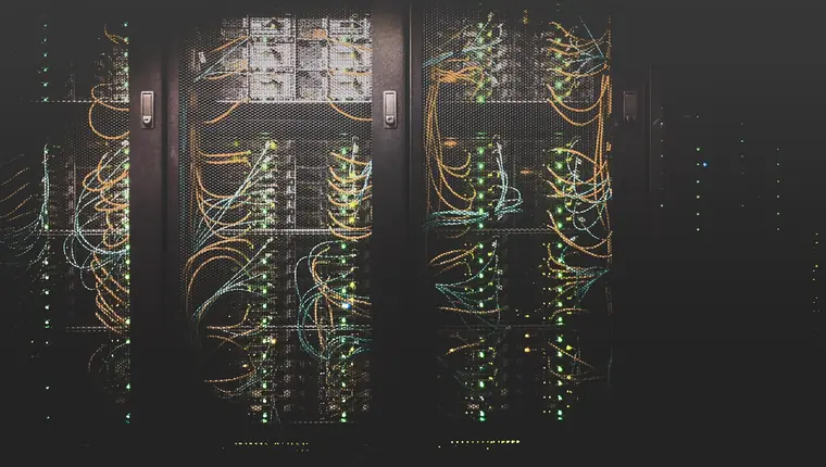 Serverraum mit Netzwerk-Verkabelung