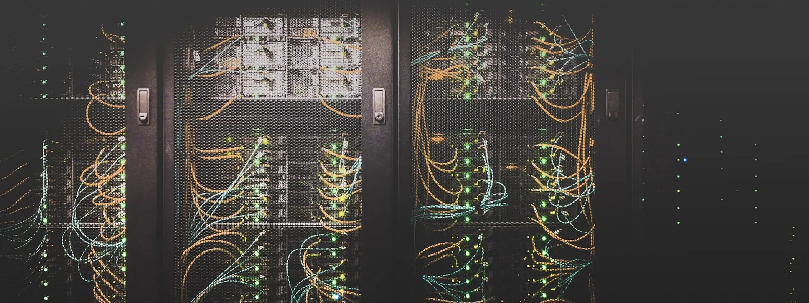 Serverraum mit Netzwerk-Verkabelung