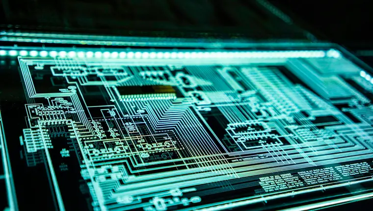 Beleuchtete Platine als Sinnbild für IT-Sicherheit
