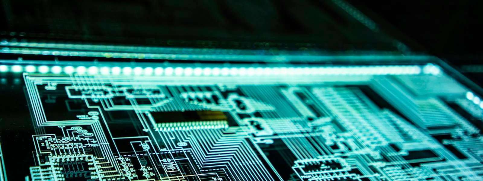 Beleuchtete Platine als Sinnbild für IT-Sicherheit